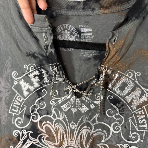 Affliction Cross Split Neck Short Sleeve Tee Shirt Size Small - Picture 4 of 5